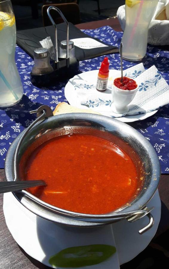 Tassi Halaszcsarda-Karasz Haz 外观 照片